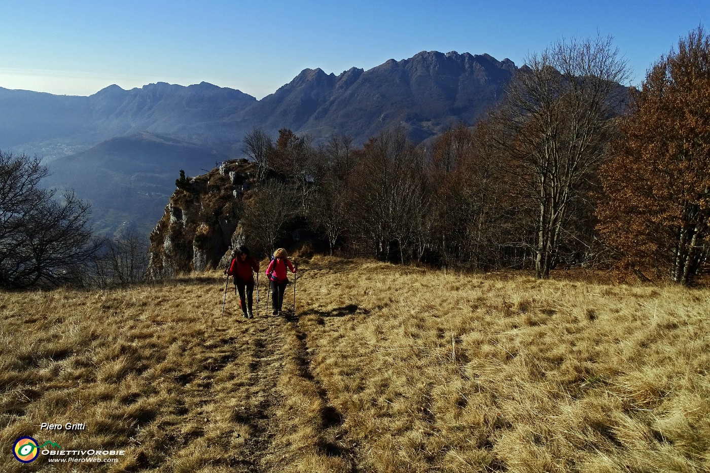 40 Salendo alla Madonnina dei Canti.JPG -                                